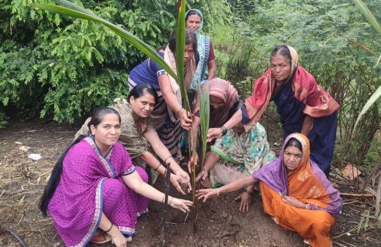 धार्मिक कर्मकांडं टाळून अंत्यसंस्काराचे विधी पार पाडले कडलासकर कुटूंबियाचा आदर्श पायंडा