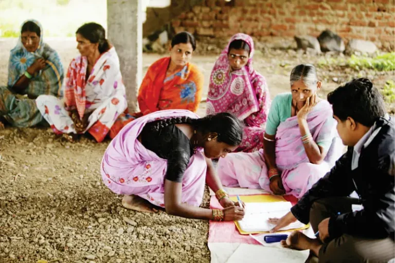 मायक्रो फायनान्स कंपन्यांनी कर्ज सापळ्यात अडकवलेल्या महिला